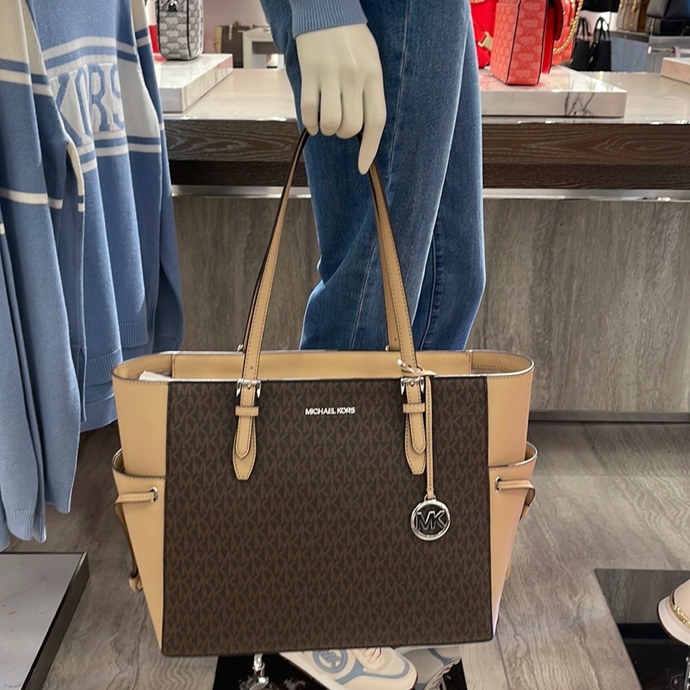 MICHAEL KORS GILLY LARGE DRAWSTRING TRAVEL TOTE SIGNATURE Camel
NWT